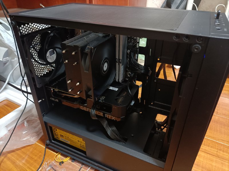 突然翻到去年的装机图，新装的时候还没什么灰比现在好看多了👾（可能因为是亲手装的所以我对它有滤镜吧）突然翻到去年的装机图，新装的时候还没什么灰比现在好看多了👾（可能因为是亲手装的所以我对它有滤镜吧）