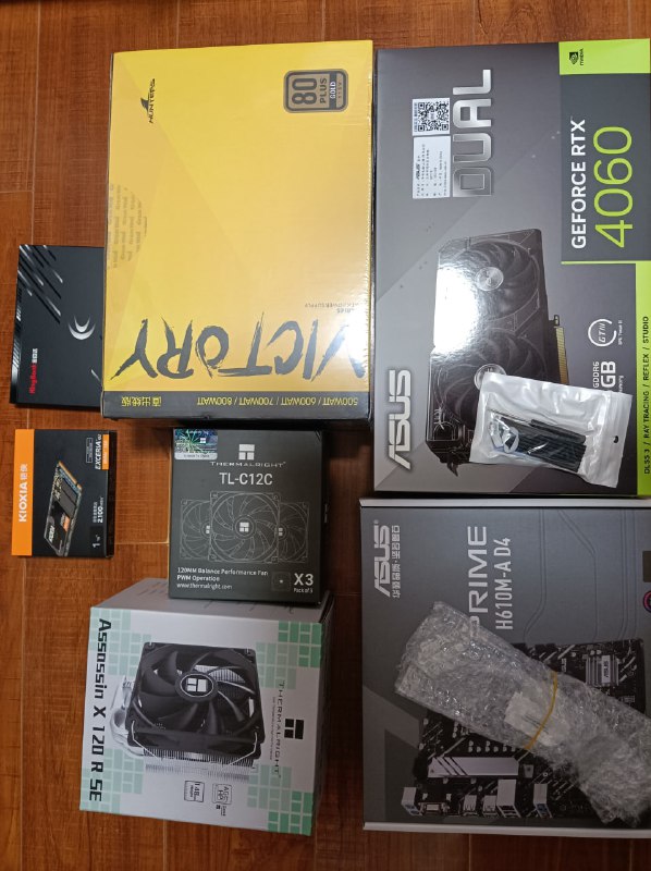 突然翻到去年的装机图，新装的时候还没什么灰比现在好看多了👾（可能因为是亲手装的所以我对它有滤镜吧）突然翻到去年的装机图，新装的时候还没什么灰比现在好看多了👾（可能因为是亲手装的所以我对它有滤镜吧）